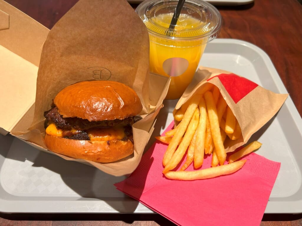 チョコレートバンクのROBBビーフバーガー