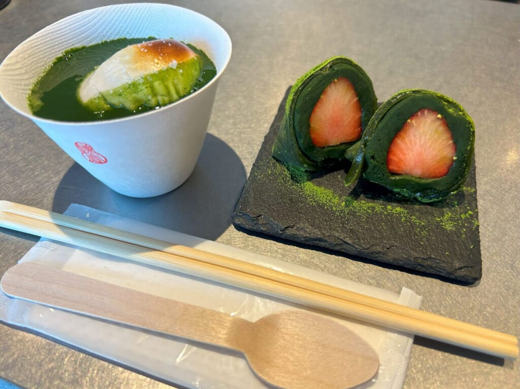 八十八鎌倉の苺大福と抹茶しるこ